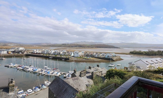 Borth-y-Gest Cottage | CAPTAIN'S REST, pet friendly, country holiday cottage in Porthmadog
