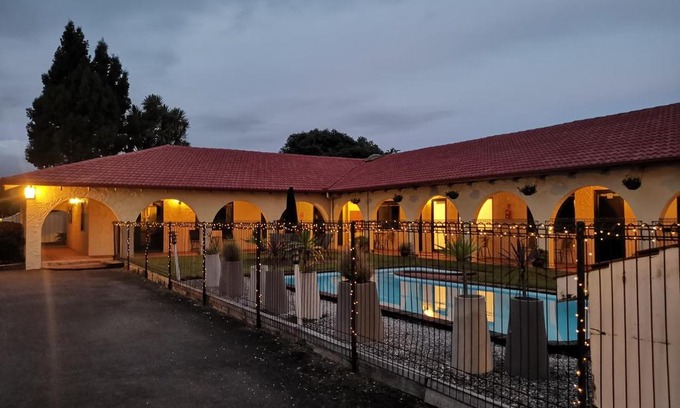 Cambridge Hotel | Captains Quarters Motor Inn