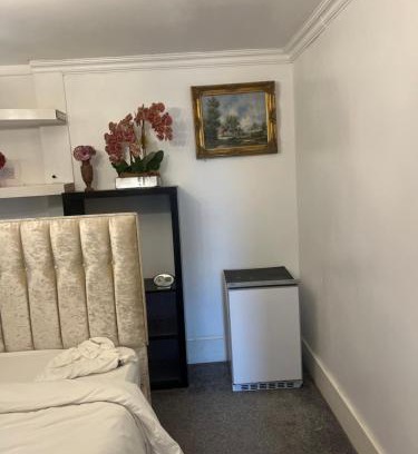 Stanley House | Captivating 4-Bed House in Wakefield
