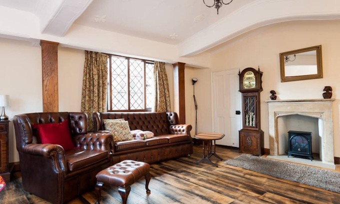 Ipswich Apartment | Captivating Tudor 2 Bedroom Apartment in Ipswich
