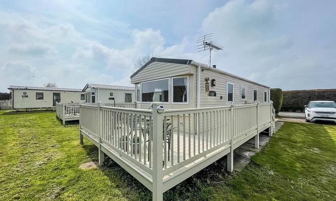 Skegness House | Caravan with decking at Southview Holiday Park in Skegness ref 33005S