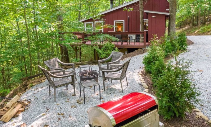 Clarks Chapel House | Cardinal's Nest - A Unique Mountain Cabin Located in a Remote Vacation Spot. Pet Friendly!