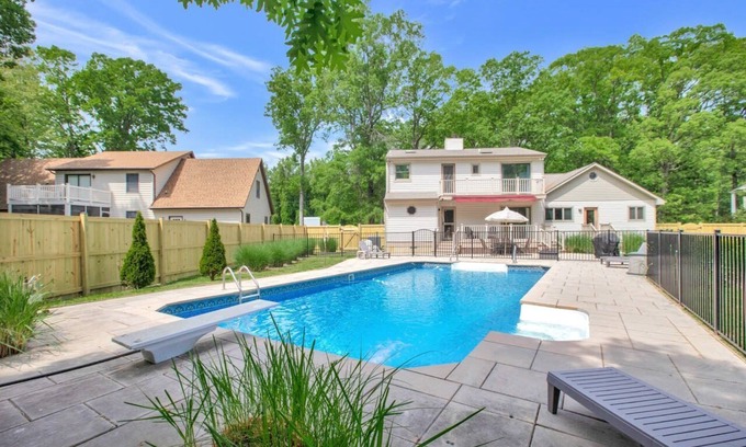 Stevensville House | Caribbean HEATED POOL Home near Matapeake Beach!