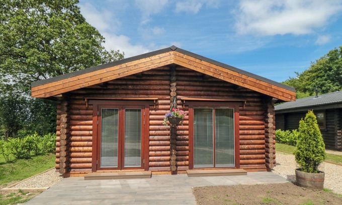 Carlton-in-Cleveland Cottage | CARLTON LODGE 1, romantic, with hot tub in Stokesley