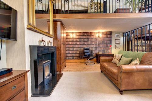 Swinton Apartment | Carnegie Library: Bronte Apartment 1 bedroom