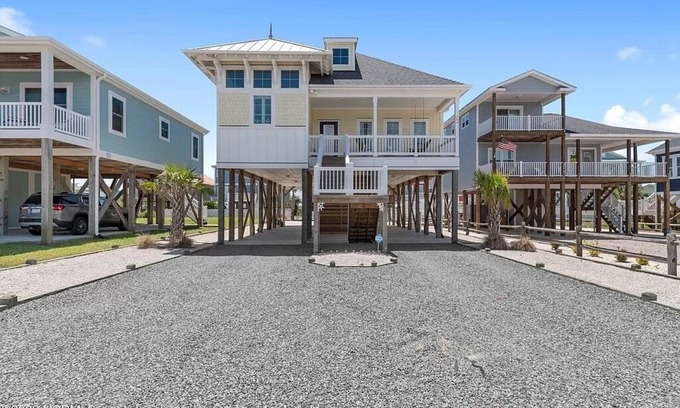 Holden Beach House | Carolina Skies Holden Beach. 3 min walk to beach! Premier Host -Guest Favorite!