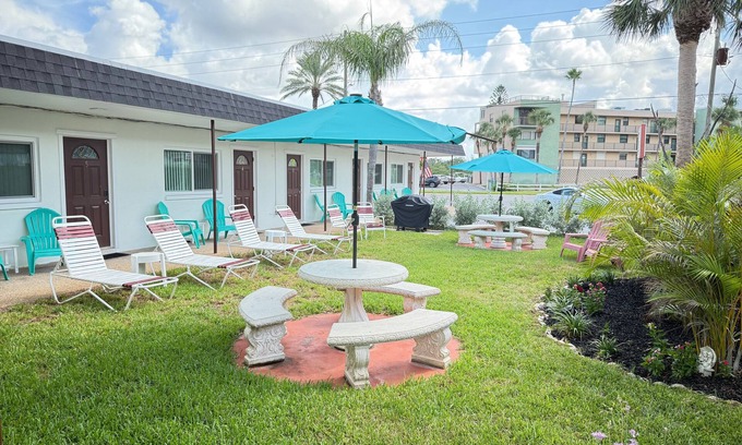 Sunset Reef Apartment | 🌴Carousel Suite #5 – Your Beachy Studio 🏖️ Steps to the Beach!