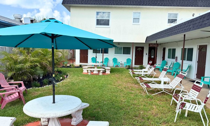 Sunset Reef Apartment | 🍹Carousel Suites #4 – Your Beachside Escape in Redington Shores! 🏖️