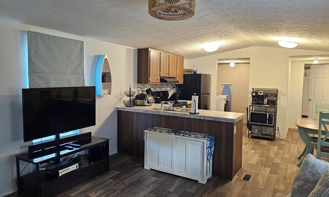 Berlin House | Carra's Cottage -3 bed 2 bath home, minutes from Berlin's town center and OC.