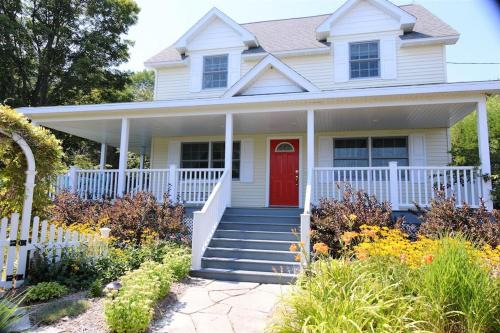 Baileys Harbor House | Carraig Mor Cottage - Beautiful House, Amazing Garden, Downtown Baileys Harbor