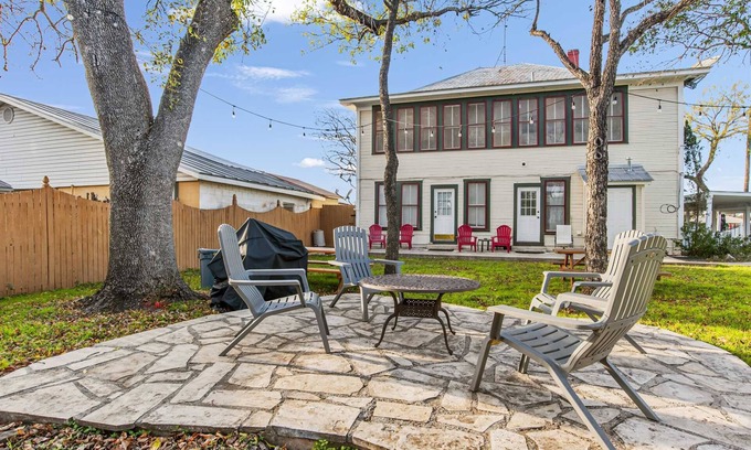 Bandera House | Carriage Inn - Tarpley Suite 5