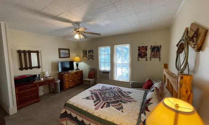 Bandera House | Carriage Inn - Utopia Suite 4