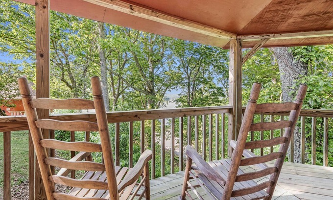 Ellijay Cabin | Carters Lake Lakeview Cabin #6 includes free boat slip at the Marina