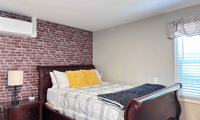 Richmond Apartment | Carytown Guest Suite/Fenced Yard& Private porch