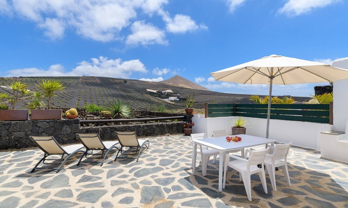 Masdache Apartment | Casa Amaia II, your very own retreat within Vineyards (La Geria)