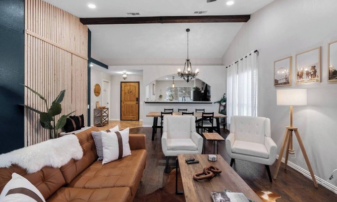 Fort Worth House | Casa Amigos/Cozy Rustic Modern Home