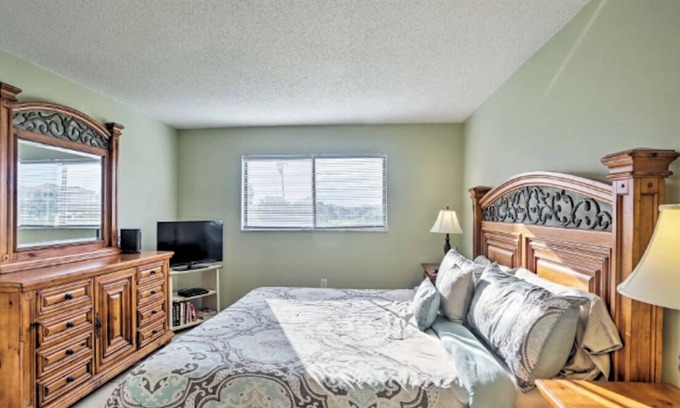 Iona Condo | Casa Bella Condo - Fort Myers - 2br/2ba - 4 miles to FMB and Sanibel Causeway!