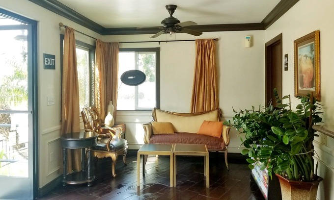 Pico-Union House | Casa Bella Inn - In Los Angeles (Downtown Los Angeles)
