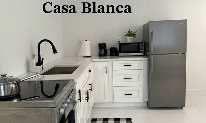 Southwest Apartment | “ Casa Blanca “ Charming 1-bedroom apartment with AC, WiFi in West Palm Beach