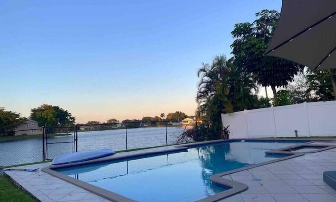 Survey Creek House | Casa Blanca On El Lago
