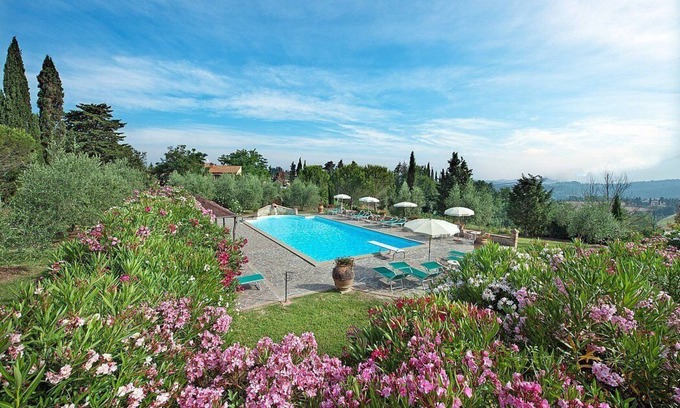 Peccioli House | Casa Canarino I: A characteristic and welcoming two-story apartment surrounded by the greenery.