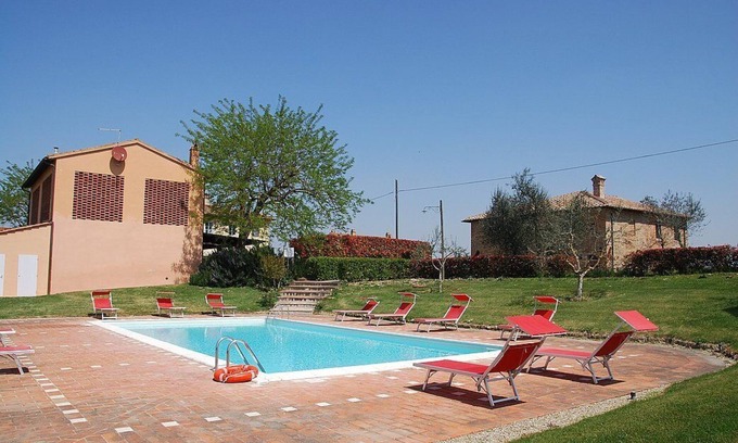 Castelfiorentino House | Casa Cassiodoro I: A welcoming apartment surrounded by the greenery, with Free WI-FI.