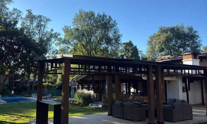 Valle de Bravo House | Casa Cipres / Piscina, PingPong, Cancha de Basquet
