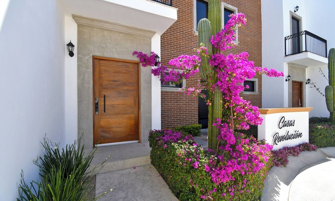 La Paz House | Casa Colibrí - built 2023, Sleeps 8, Secure, 2 blks to Malecon, Private-HTD Pool