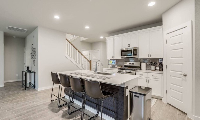 Travis County House | Casa Comano – 5BR Comfort & Media Lounges | EV+
