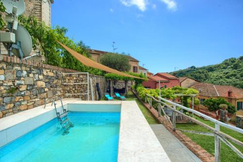 Diano San Pietro House | casa con mini piscina, giardino e area giochi per bambini