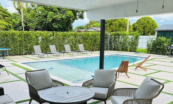 Olympia Heights House | Casa con Piscina Climatizada, Cancha de Baloncesto