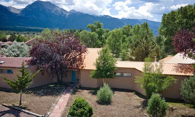 Moffat House | Casa Cumbres: Creek, Hiking Trails & Pet Friendly