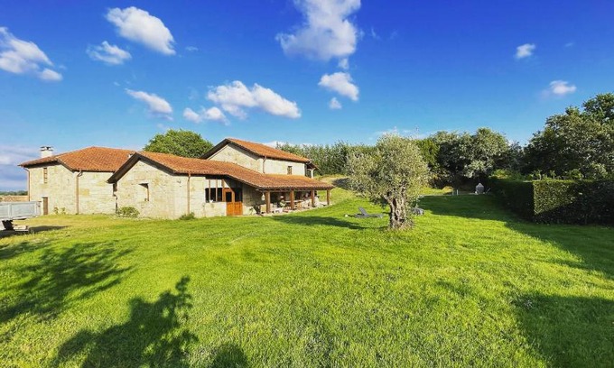 Amoeiro Ski Chalet | Casa de campo con piscina, entera o por habitaciones