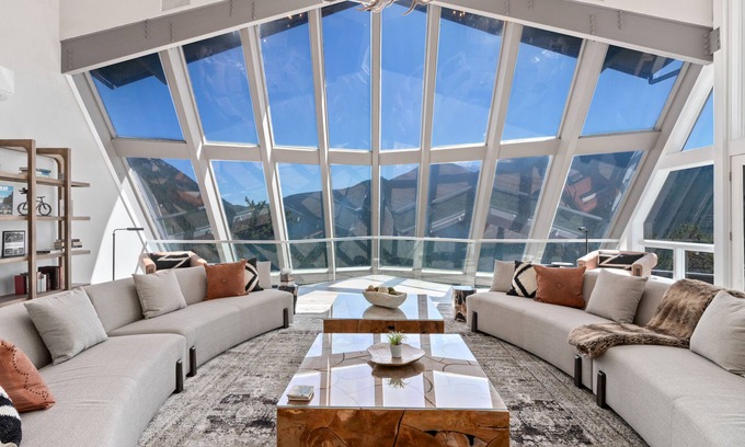 Windcliff Estates House | Casa de Cristal Sleeps 10+ Epic Views HotTub Sauna Pool Lux Linens 10Min to RMNP