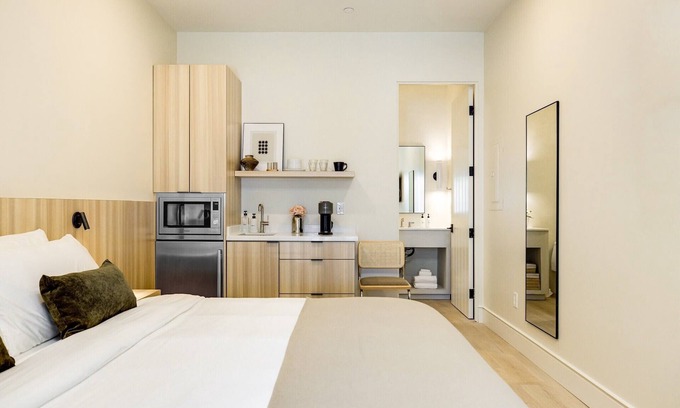 Santa Barbara Apartment | Casa De La Vina Unit 2 - Boutique Suites