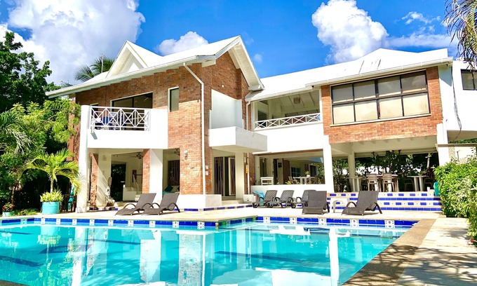 Punta Sur Villa | Casa de las flores tropical lodge in front of the sea- gardens- family- friendly