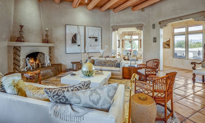 La Tierra House | Casa de las Vistas | Stunning Mountain Views | Designer Decor | MONTHLY