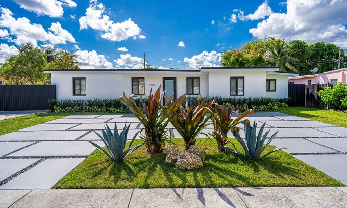 Ludlam House | Casa De Miller: Modern private 4 bedroom 4 bathroom