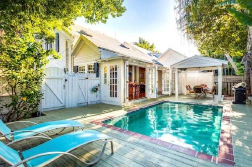 Meadows House | Casa de Rosalie by AvantStay Great Location w Pool BBQ Outdoor Dining Month Long Stays Only