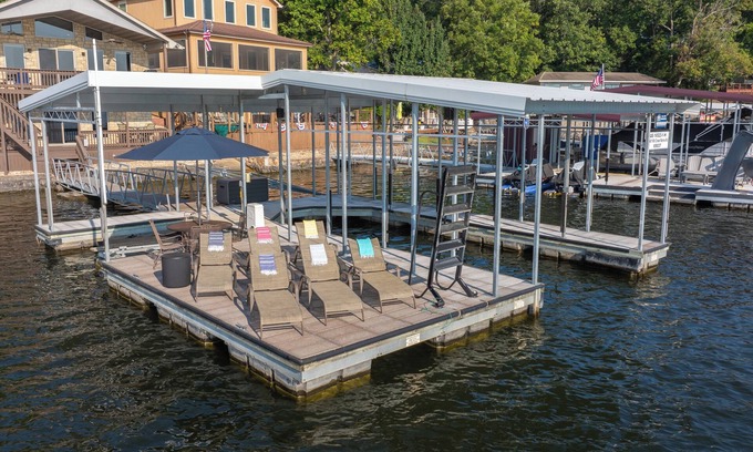 Gravois Mills House | Casa Del Lago: Lakefront 3 BR/3 BA w/private dock!