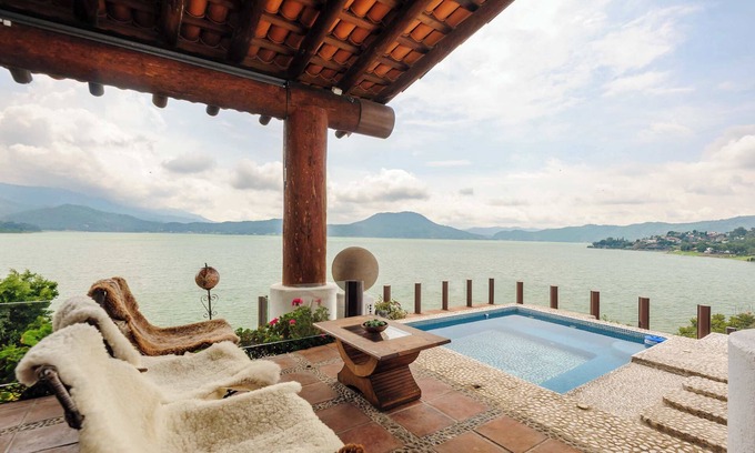 Valle de Bravo House | Casa del Lago: Valle de Bravo with lake access