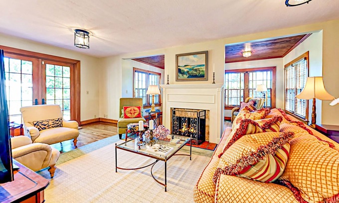 Old Northwood Historic District House | Casa Delphino w/ Balcony & Backyard in Old Northwood Historic District