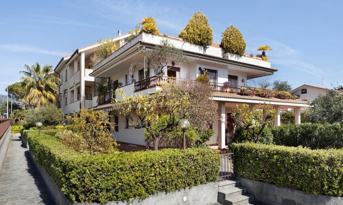 Diano Castello House | Casa di Oleg