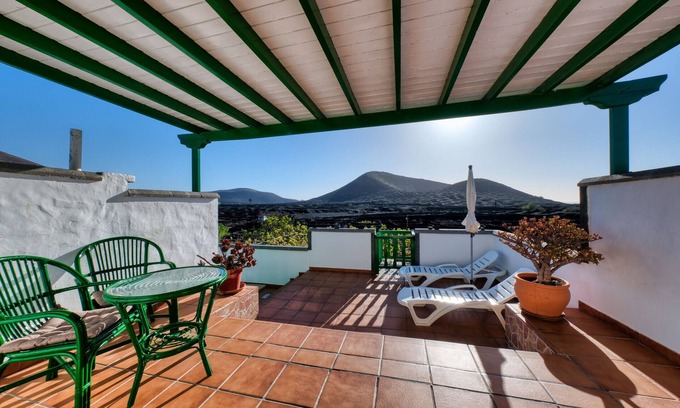 La Geria Ski Chalet | Casa Diama 2: view of La Geria and shared pool