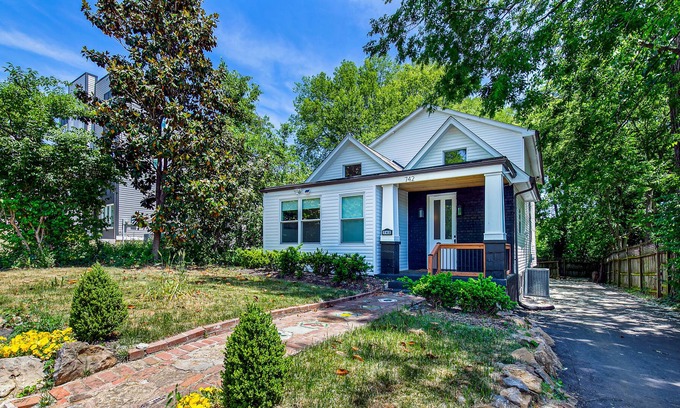 Hadley - Washington House | Casa Dora | Dog-friendly home near everything w/grill, fast WiFi, full kitchen