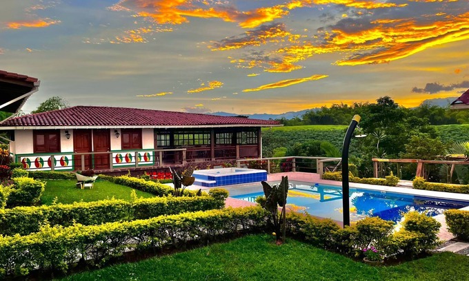 Armenia Cottage | Casa en el Corazón del eje Cafetero Colombiano; con Piscina, Jacuzzi, Naturaleza