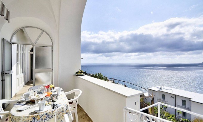 Praiano House | Casa Farfalla: A bright apartment that is part of a villa which faces the sun and the sea, with Free WI-FI.