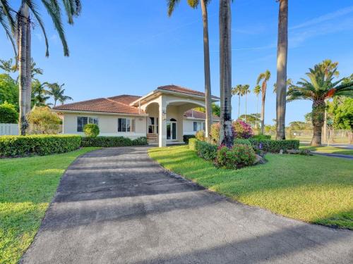 Kendale Lakes Villa | Casa Fina Miami Near Beaches