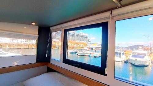 Vigo Boat Rental | Casa Flotante en el Puerto de Vigo - Different Charter
