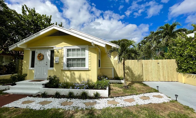 Grandview Heights House | Casa Gialla in West Palm Beach, Florida - minutes to Downtown and Palm Beach!